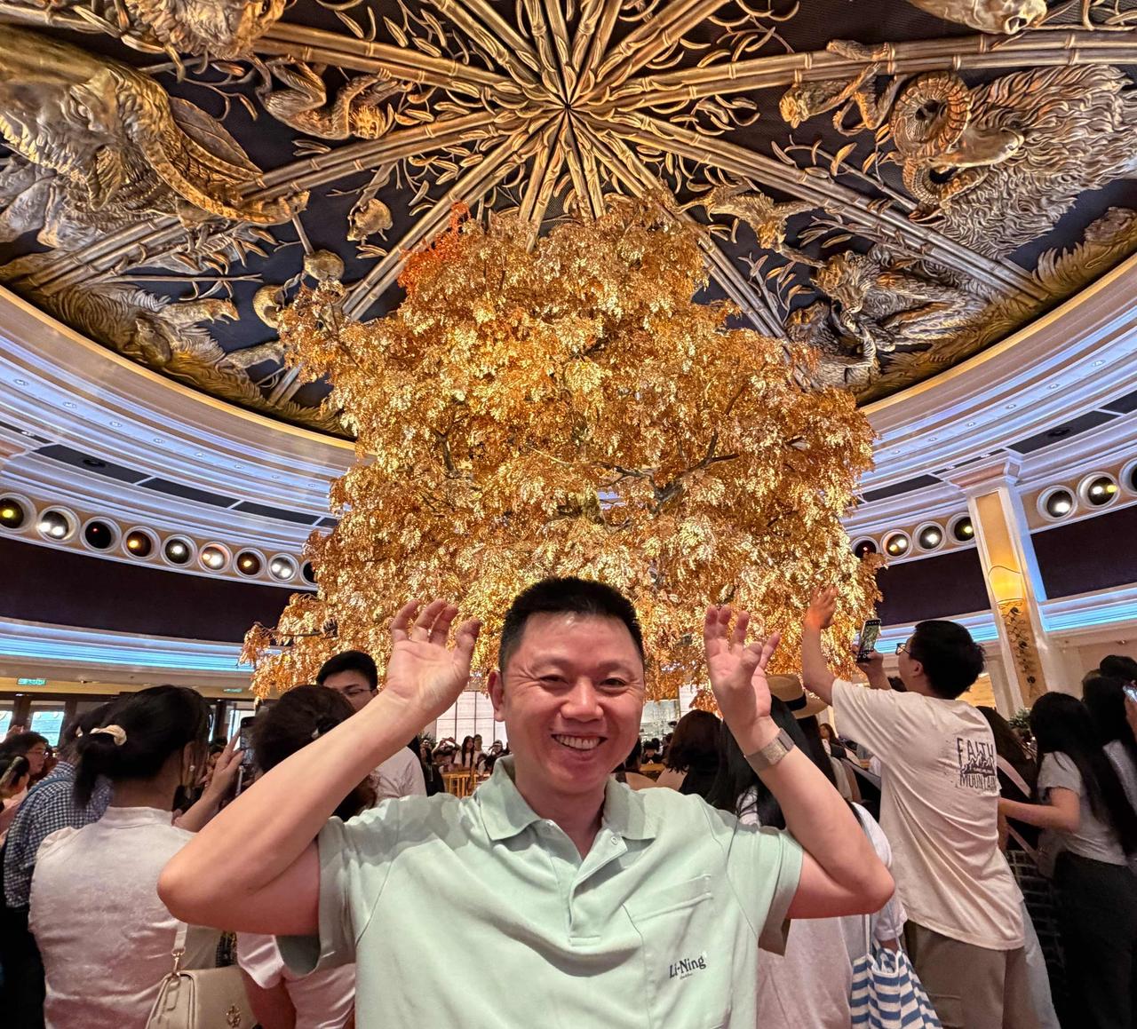 来澳门，最开心的是抓金，双手抓金[憨笑]

  我比较庸俗，我喜欢钱，喜欢金银财