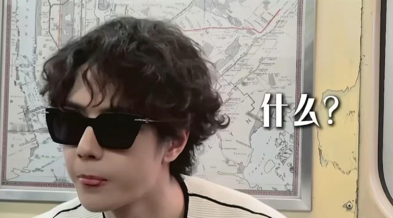 一博像小猫咪一样 偷偷吐舌头😋💚💚😋😋王一博的舌苔