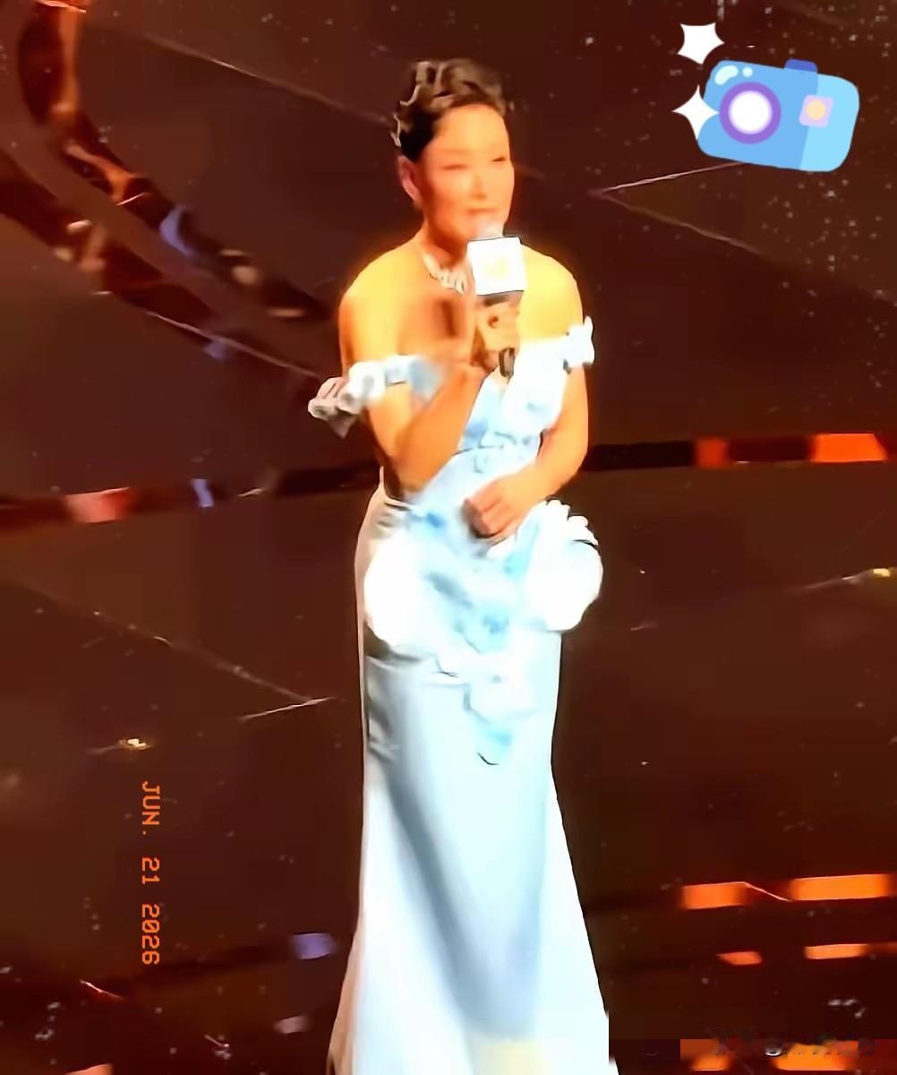 明明拿着美国护照，偏要在上海电影节红毯上强行煽情说“回到了自己家里”，结果迎来的