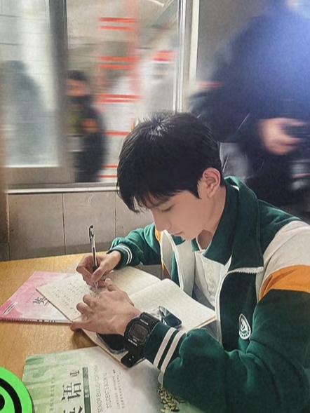 学长 你太美好了 你睡觉时乱乱的头发 你说话时的嗓音 你站在栏杆旁清瘦...