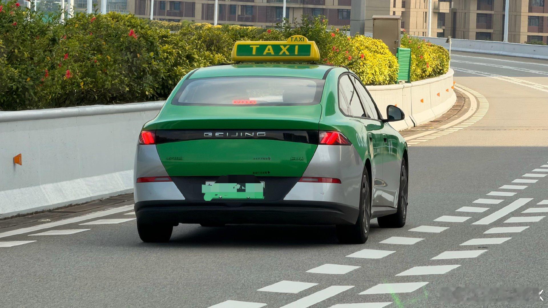 我第一时间觉得它是标致…细看才发现它是BEIJING… ​​​