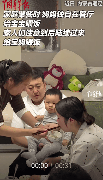 暖心！内蒙古通辽，家庭聚餐时，女子独自在客厅喂宝宝吃饭。没想到，老公端着碗过来喂