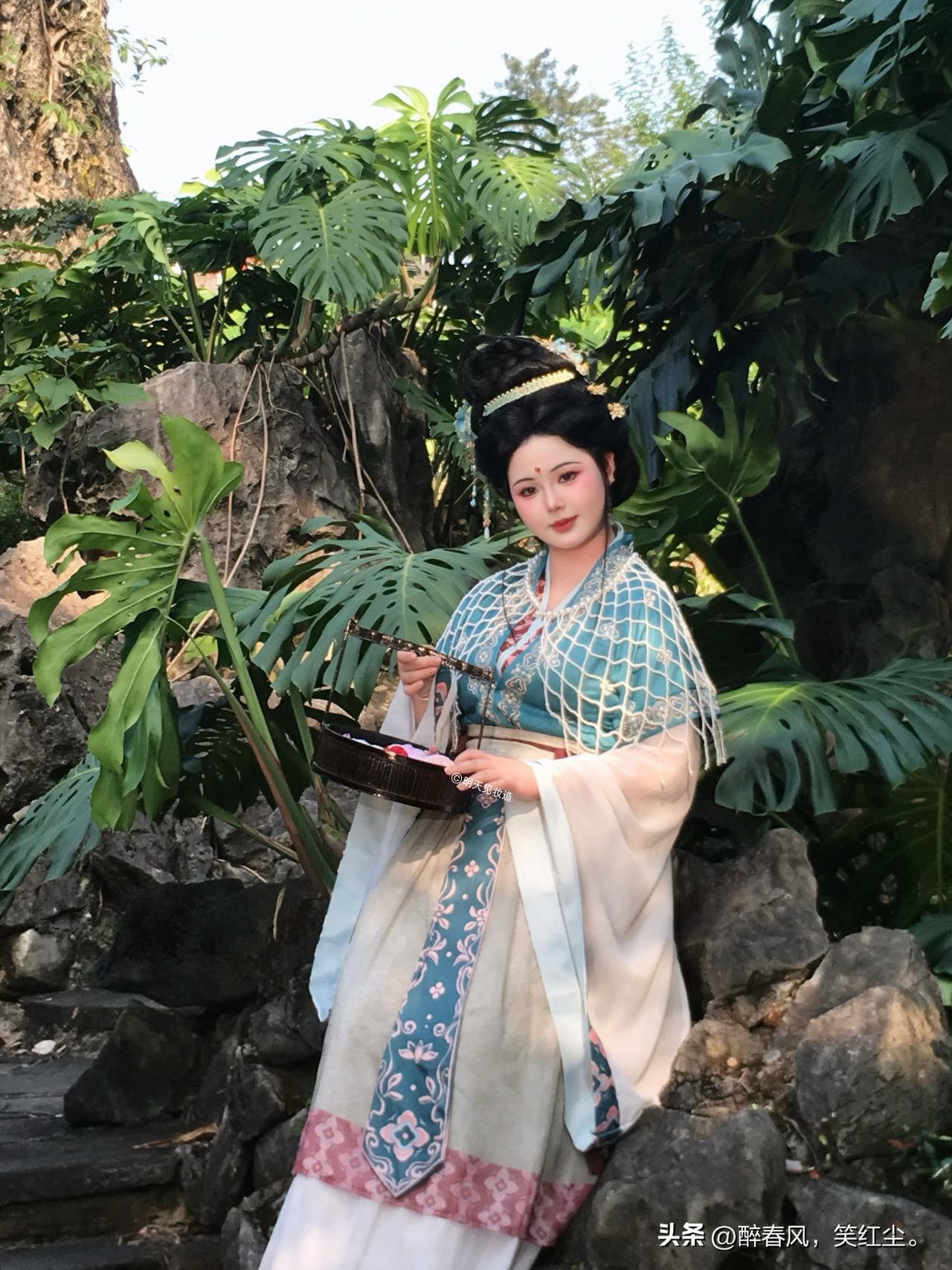 绿萝掩映间，小仙女提着食盒来赴约啦！古风造型太绝了。仙气绿植