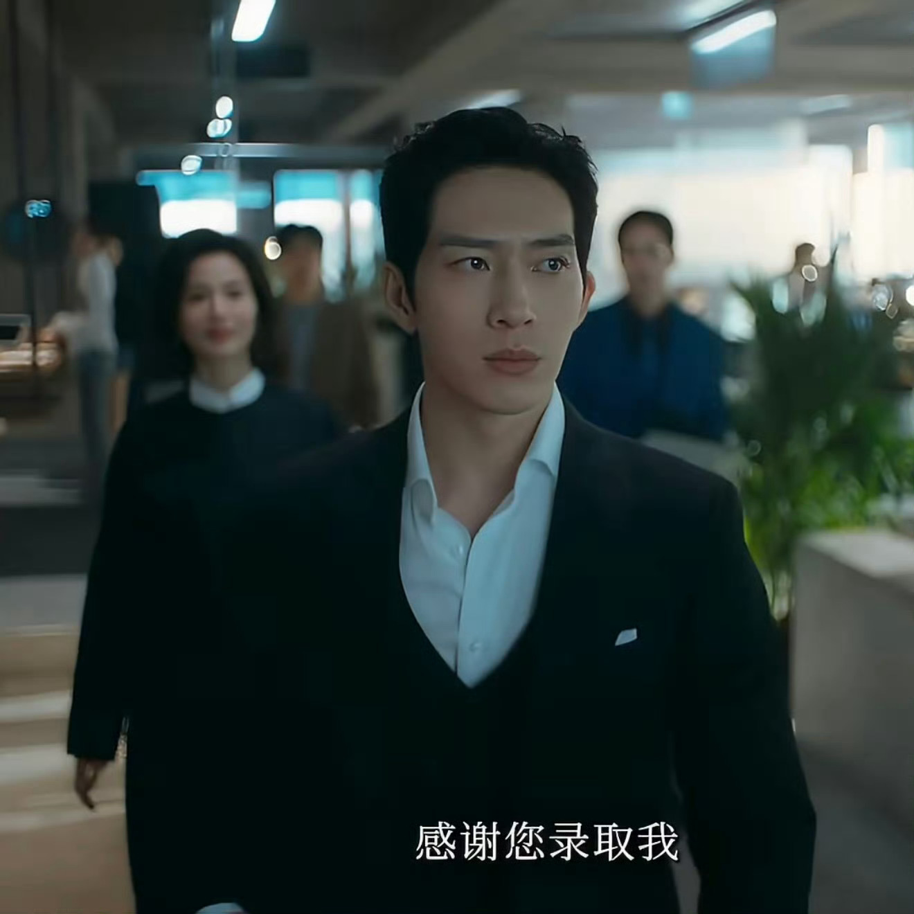 《早春晴朗》井柏然这个大背头，还不如钢铁森林。 