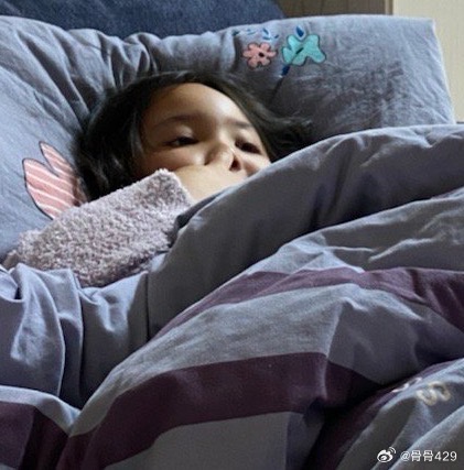 下大雨了我又躺回床上并祈祷再大一点吧，再下时间长一点吧把我的窗户玻璃冲得干净点儿