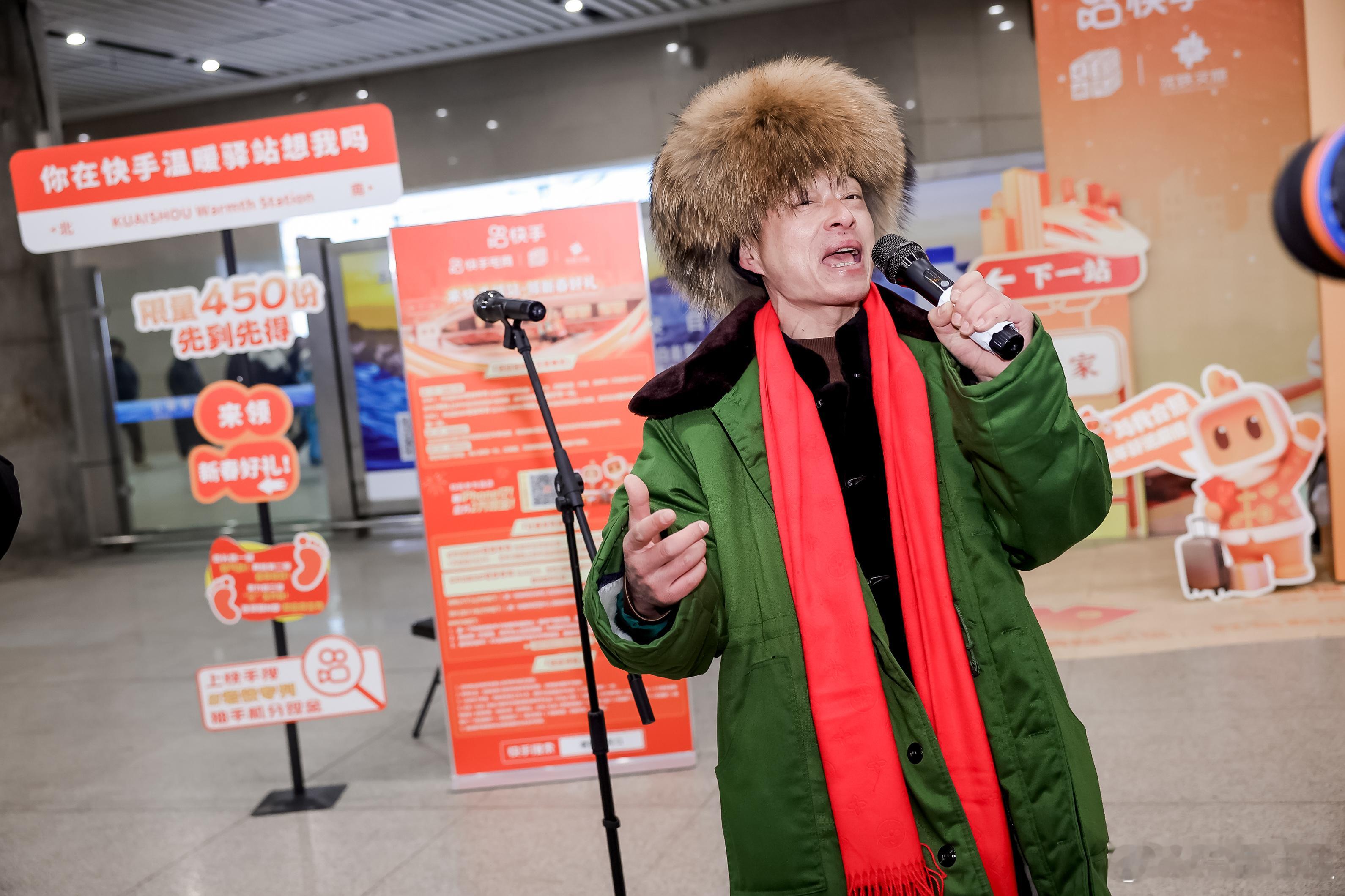 东北人专属的硬核春运接站仪式老铁专列 别的地方拼排面，咱东北拼热情！高铁站里唢呐