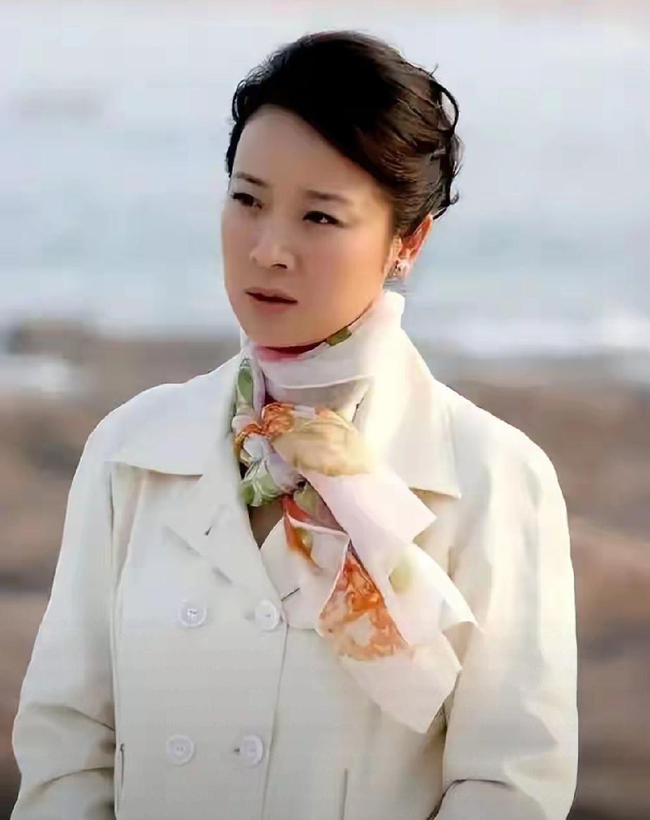 陈小艺：事业登顶却绯闻缠身，德艺双馨终成空谈
 
     她是实力派青衣，凭《