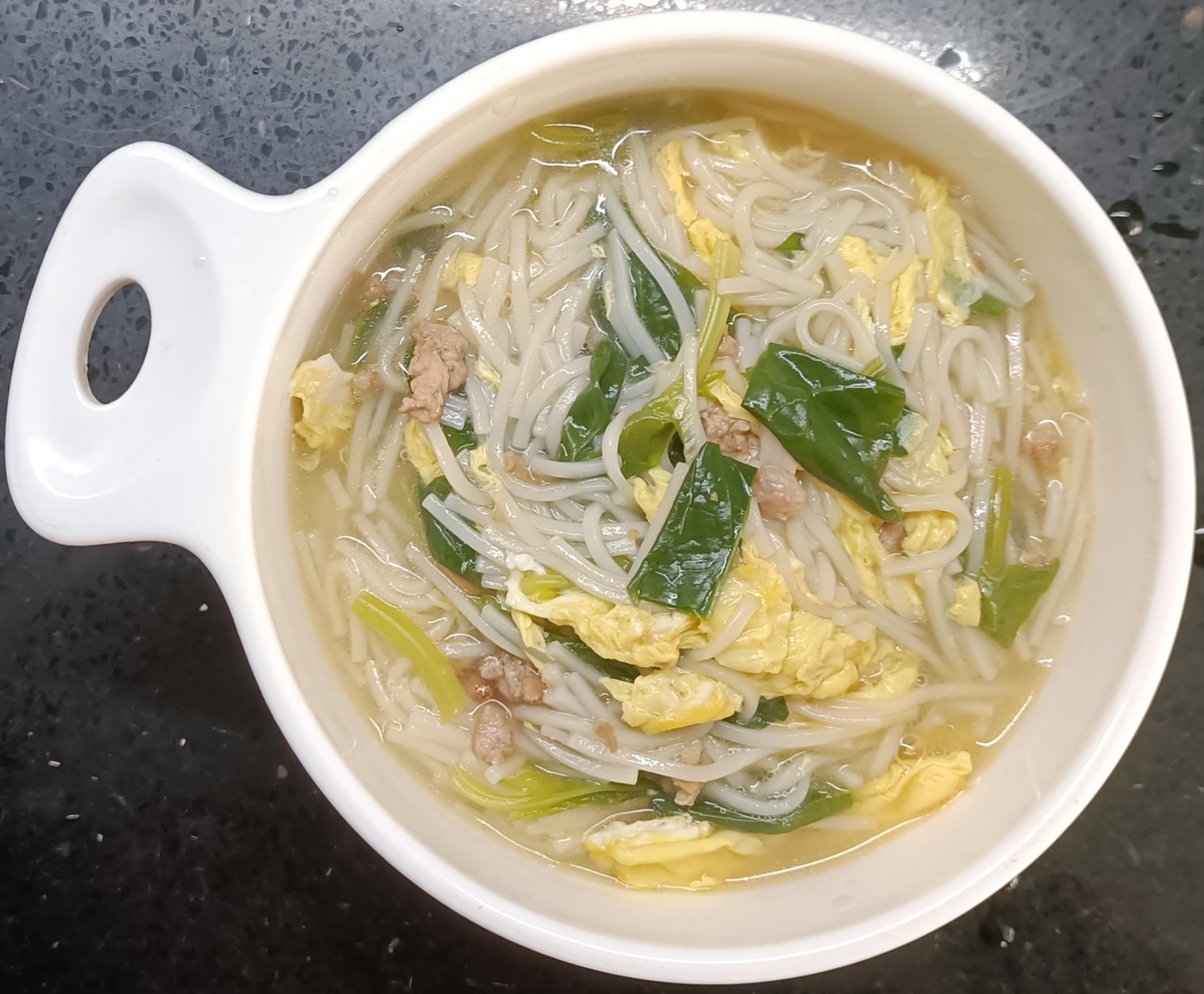 #糖糖的饭饭##科学育儿营养护航# 昨天午餐：肉沫菠菜心鸡蛋面；晚餐：牛肉夹馍，