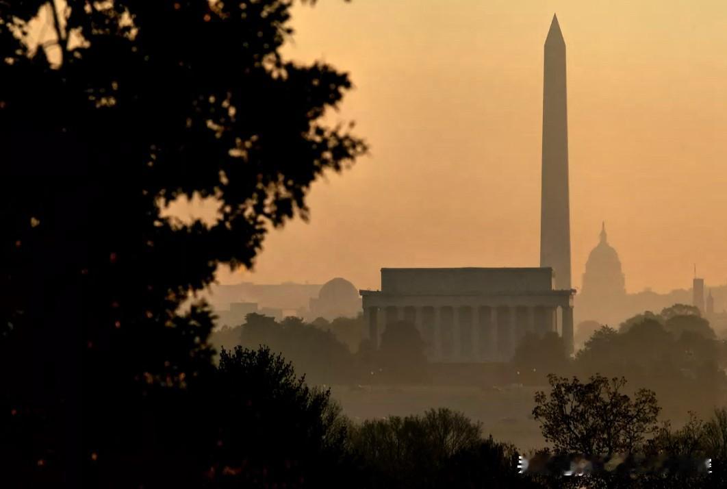 【美俩军官在白宫附近被阿富汗人射杀】
     华盛顿时间11月26日晚间，两名