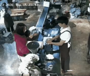 熊孩子在捣乱，妈妈却熟视无睹，那就别怪旁人帮你教育她了。