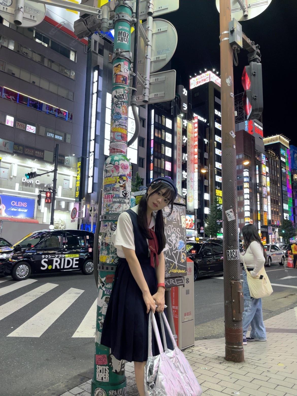🈶人喜欢在大街上拍照📷（明明冲着寿喜烧放题去的 结果错点了两锅涮涮锅[抓狂]