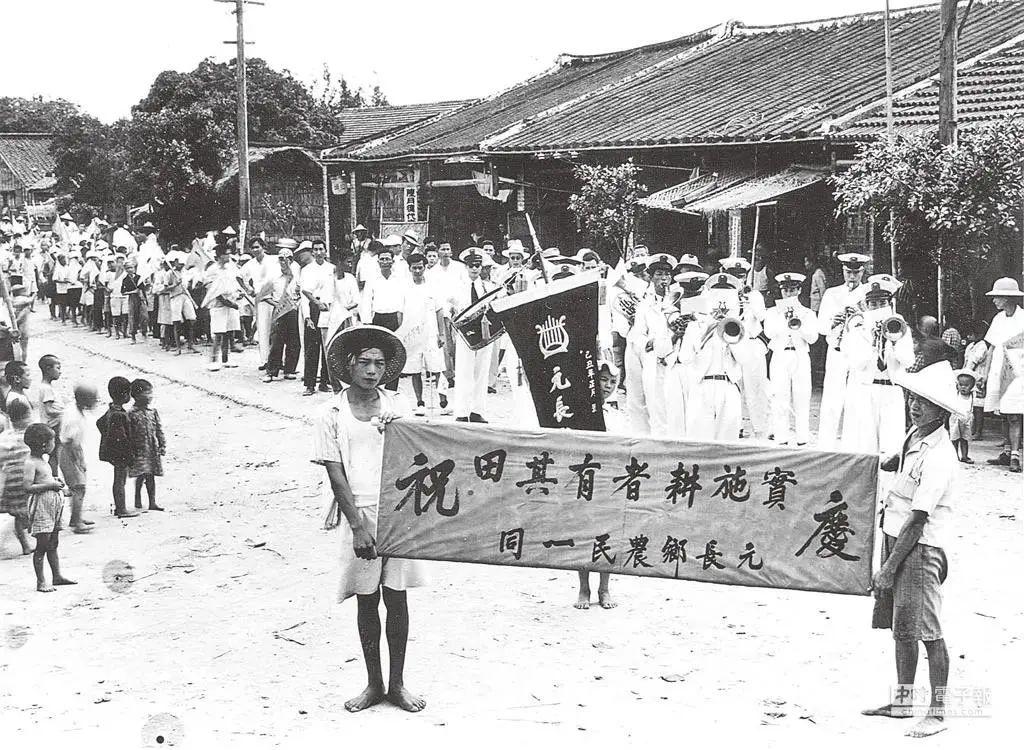 当年国民党在大陆时，土改是错的，是要杀头的。因为土地就是国民党高官或其亲属的。 