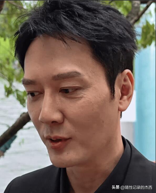 70后的男演员里他没有什么明星的偶像包袱，48岁了纯素颜出镜，颜值依旧抗打，比黄