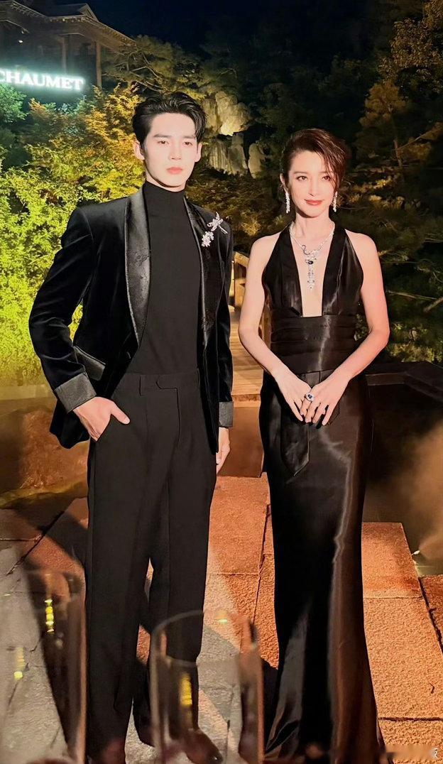 于适尚美巴黎的国际大宝贝，地球的小球草，同框即焦点！！！[送花花][送花花][送