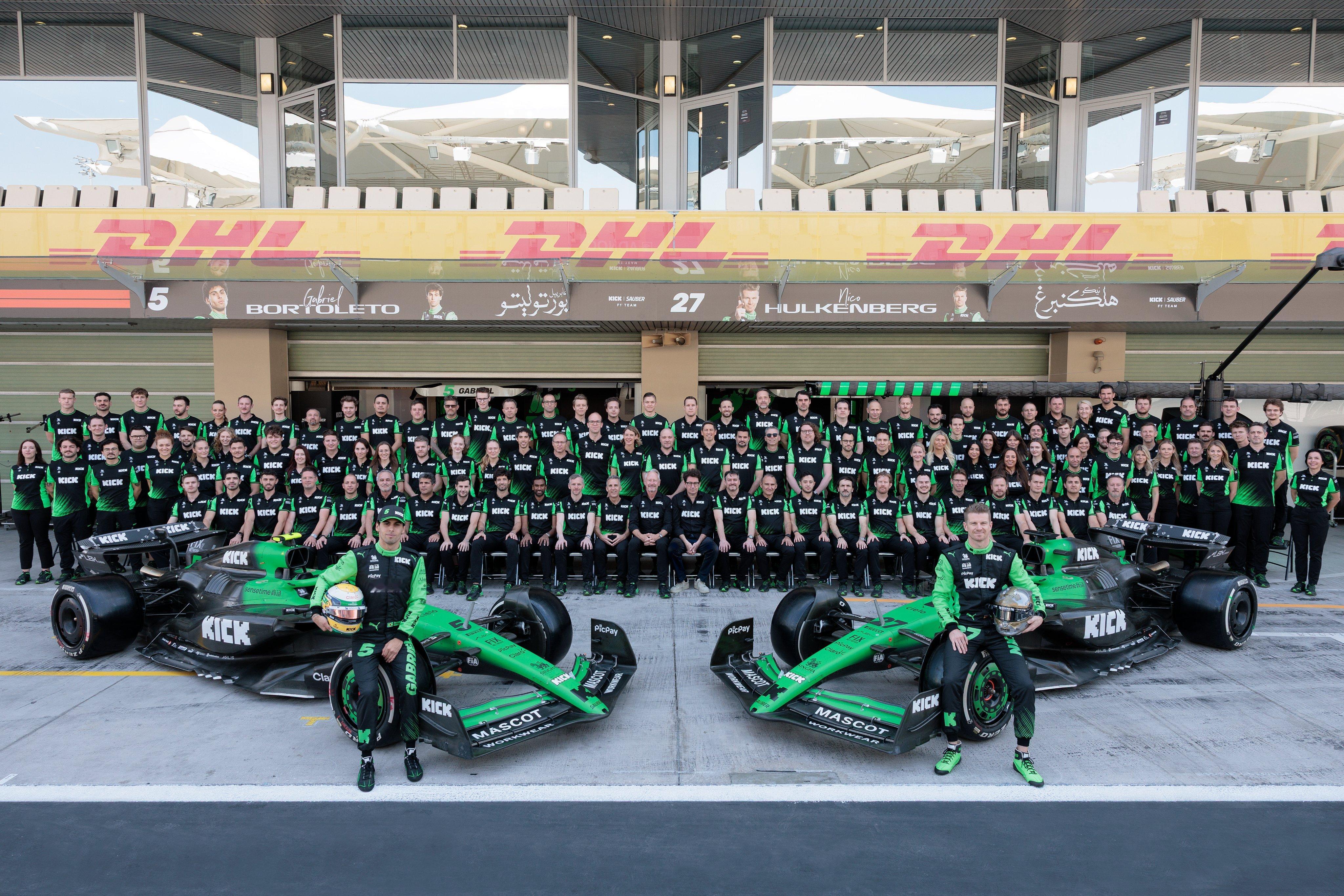索伯车队2025赛季F1收官大合照 共有115人（包含2名车手） 明年就是奥迪车