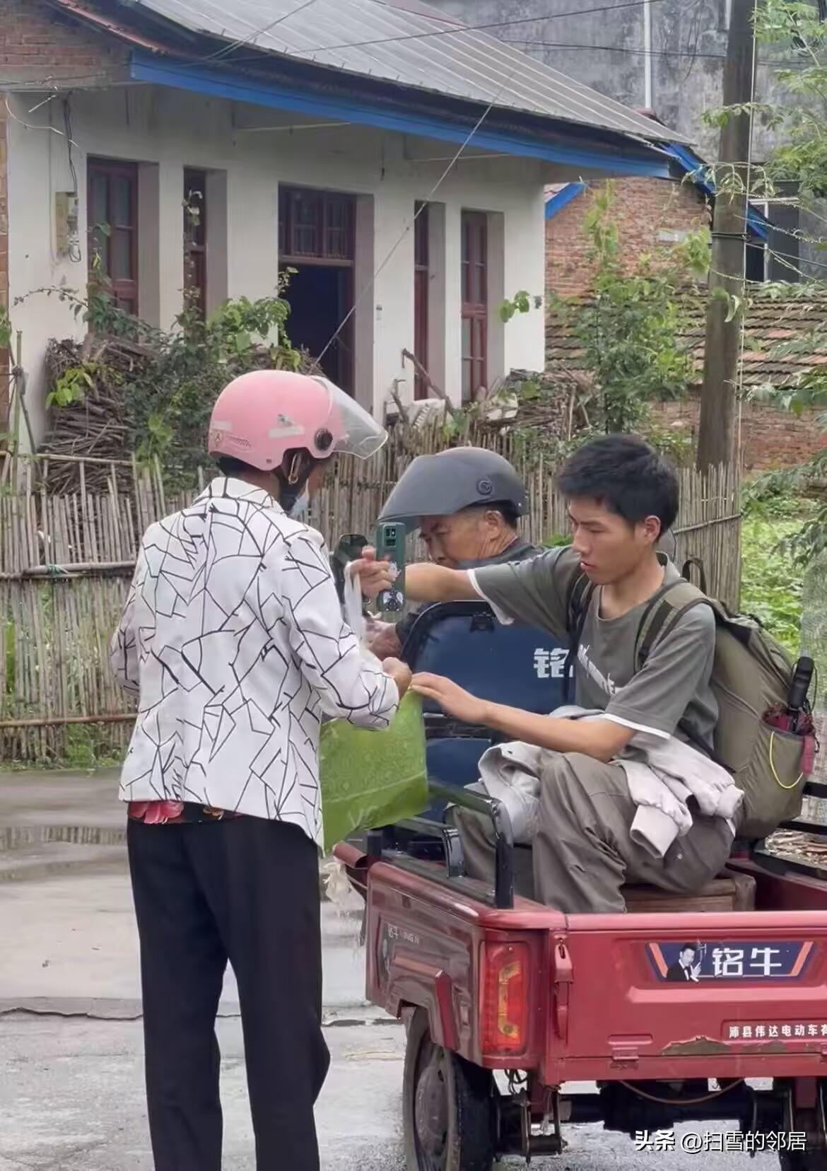 3岁妈走了，7岁爸走了。湖南常德18岁男孩左力，在伯伯家一住就是11年。刚高考完