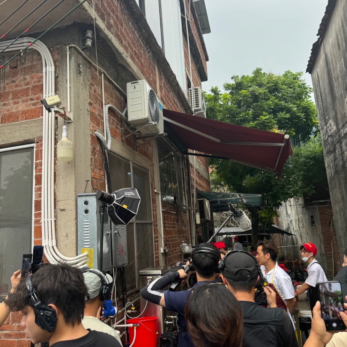 老莫说人身自由没有了一个普通人突然被扔进流量漩涡，莫叔的反应再正常不过了。不是不