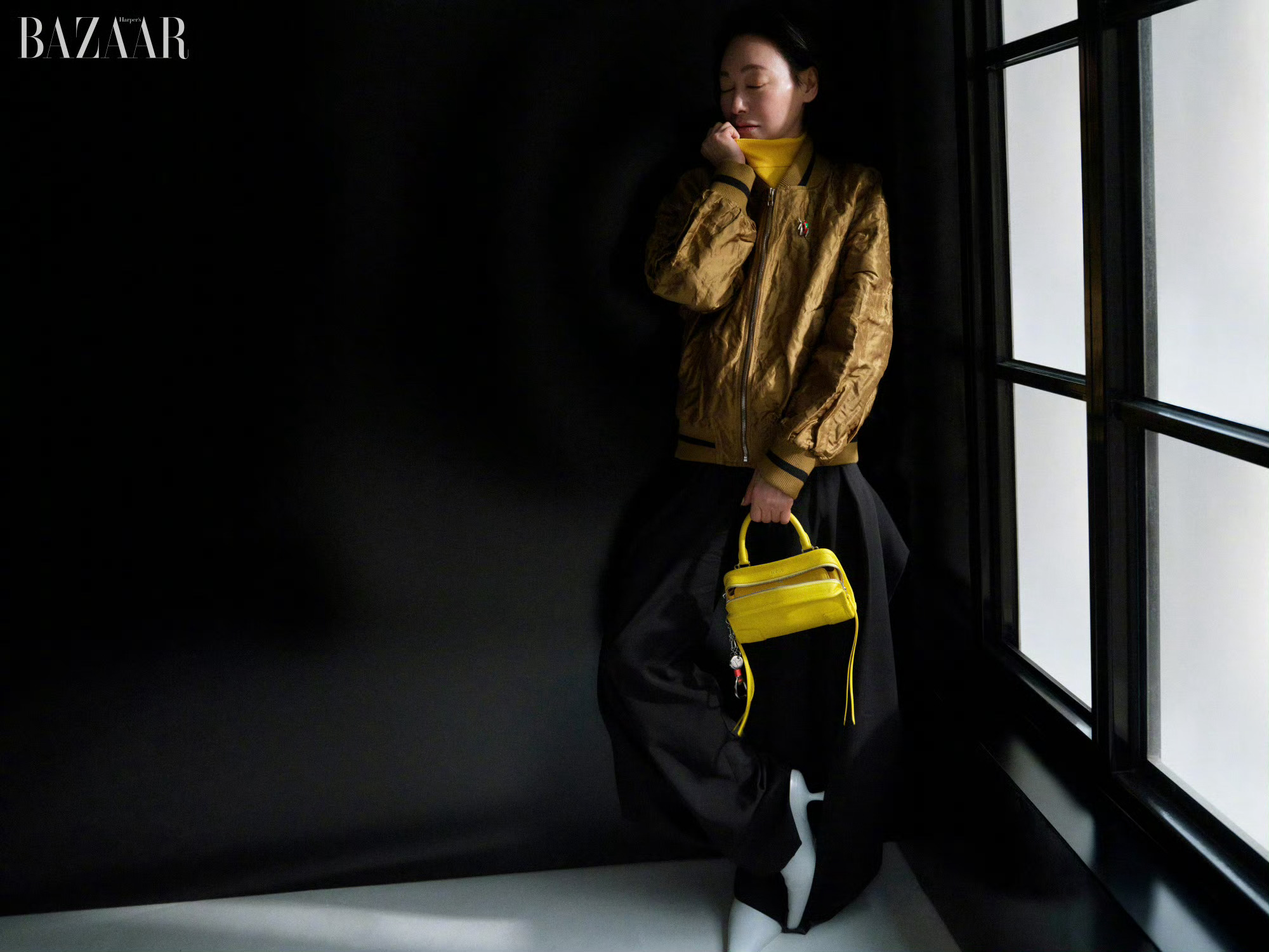 时尚芭莎四月刊封面人物，影后惠英红穿着LOEWE 新装亮相，60+ 依旧保持充沛