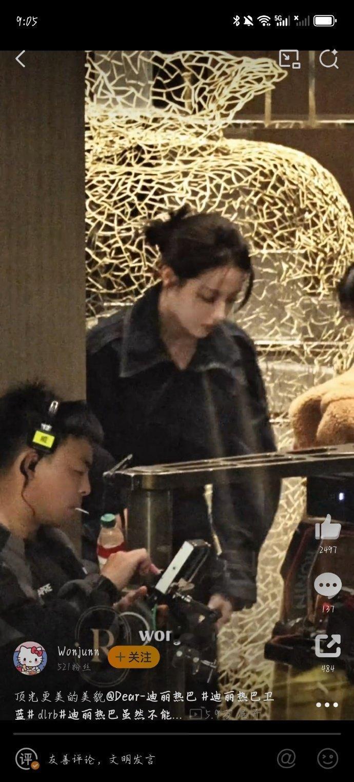 模糊画质都藏不住的美貌！迪丽热巴卫蓝牛仔大衣搭黑丝，利落飒爽又自带氛围感，网友直