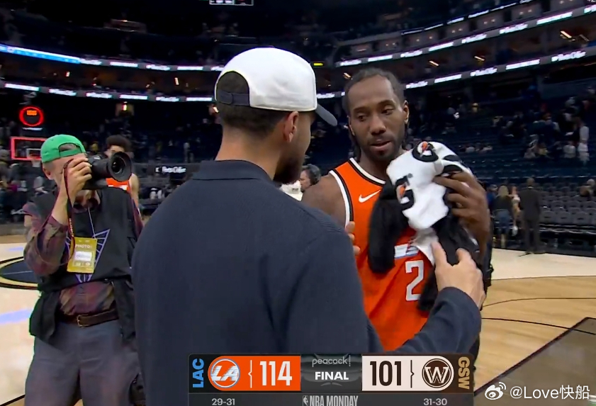 小卡太社恐了，跟谁说话也是用毛巾捂着脸