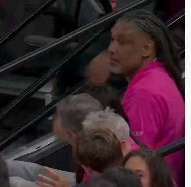 NBA总决赛，马刺主场对阵尼克斯的第一场比赛中，出现了奇葩的一幕。马刺的名宿真的