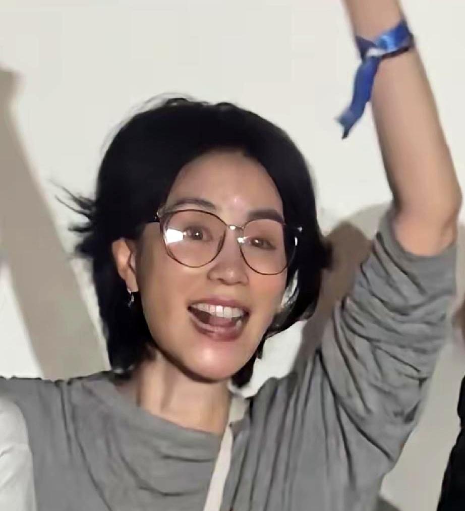 灯一暗，掌声一涌，那英的演唱会里星光扎堆。
当大家忙着拍王菲的手机壳、在宋丹丹那