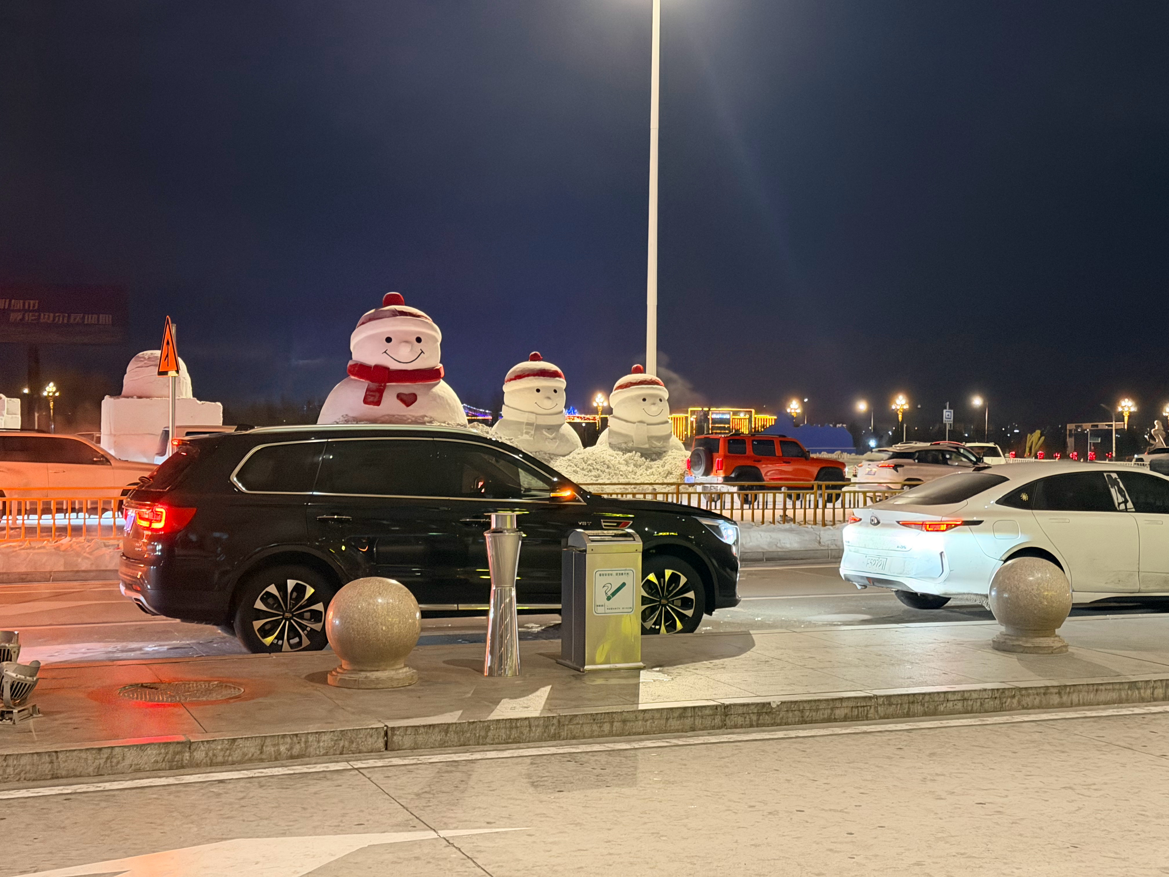 很多人刚出机场的第一感觉，零下二十多度也不过如此嘛。但是五分钟后，就要治这嘴硬的