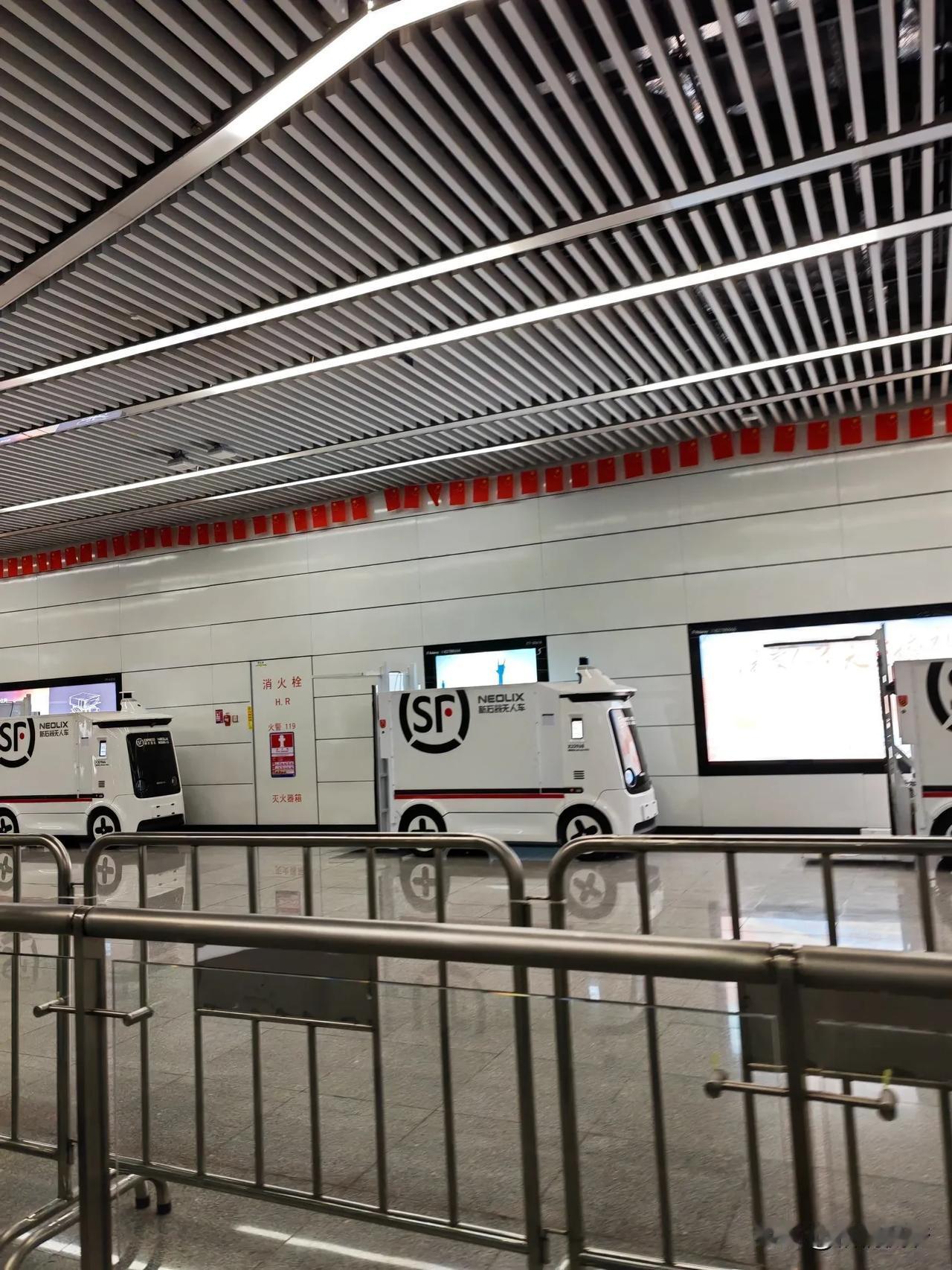 地铁送快递真新鲜！深圳地铁和顺丰强强联手，用地铁运送快递，量大速度快，大大提升了