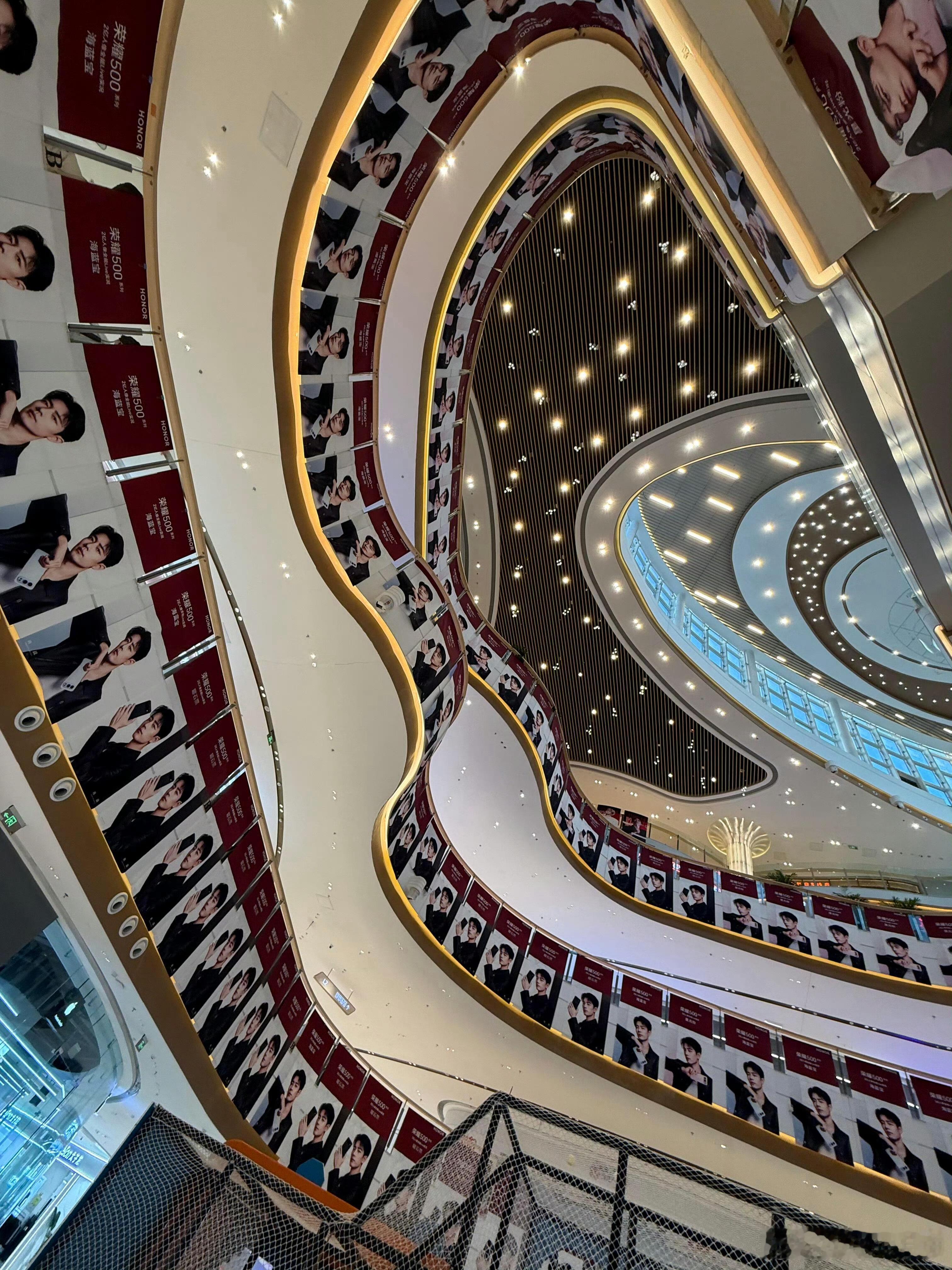 对对对！就是这样户外大屏巨幕地广铺满！商场内也要全部是肖战荣耀500的顶级排面！