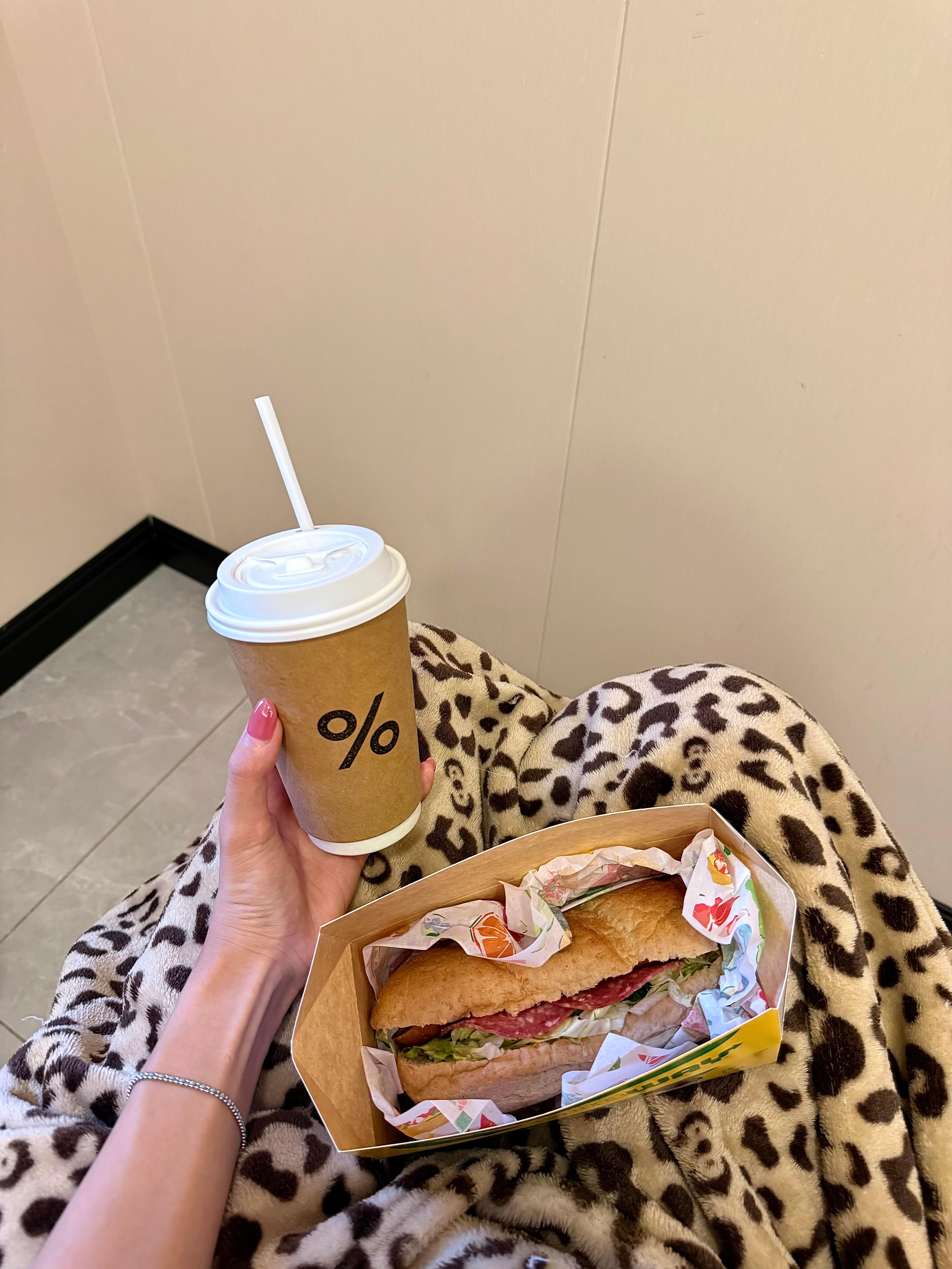 别和一杯咖啡较劲,它苦你加糖,酸了你加奶,它淡了你就换一家 ,人也一样。 