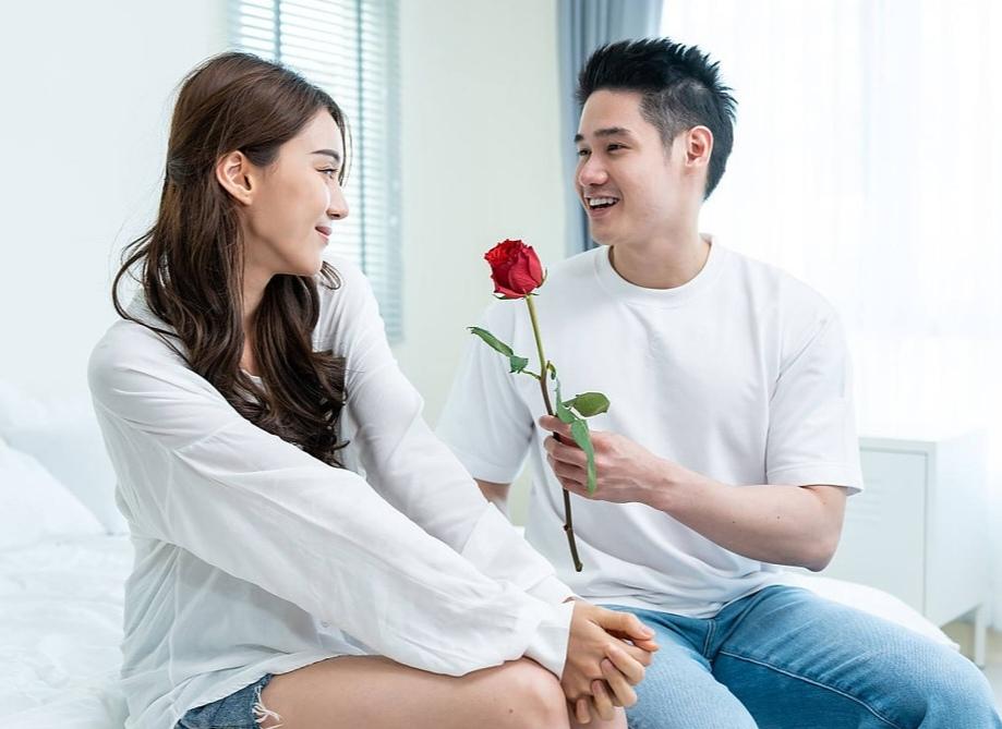 男女双方若要进入婚姻，必须有爰情，如果没有爱情的婚姻，风雨来时，就会坍塌。没有爱