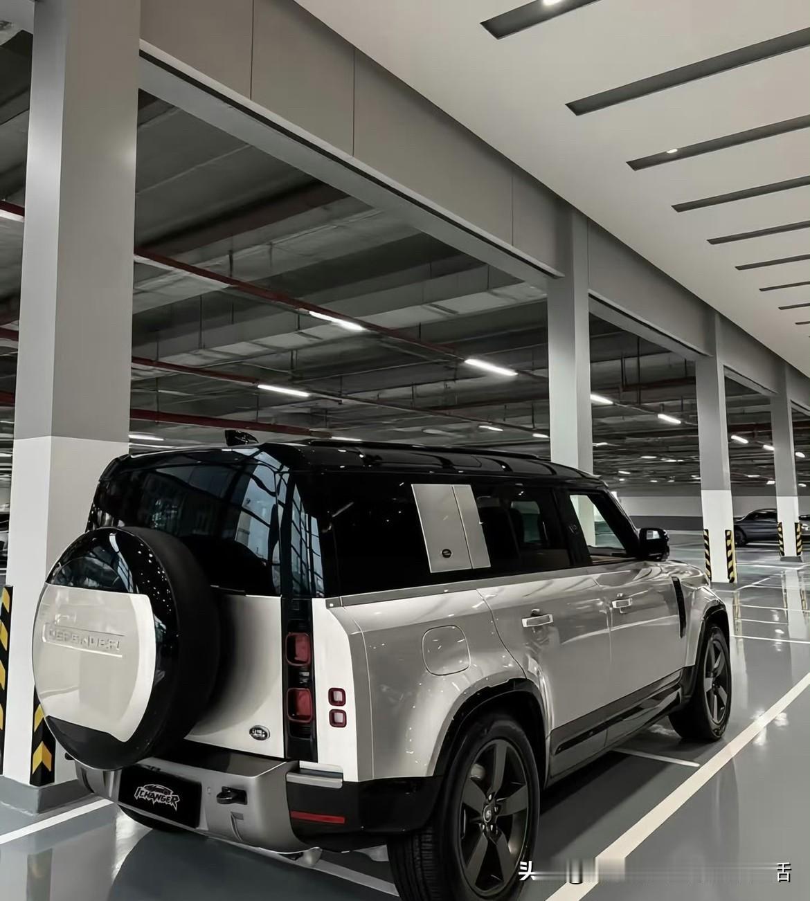 我的路虎卫士终于研究好贴什么颜色了～
改亚历山大银，再加上红色卡钳
后面可能再上