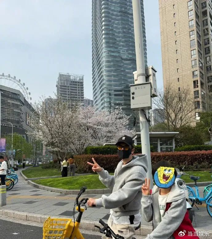 温馨骑行照背后的法律盲区本想着借着清明假期去展示一番父子之间深厚的情谊，没料到黄