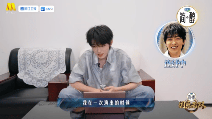 宋亚轩回应中戏汇演头套意外滑落 宋亚轩谈中戏汇演头套意外滑落 聊起汇演头套滑落的