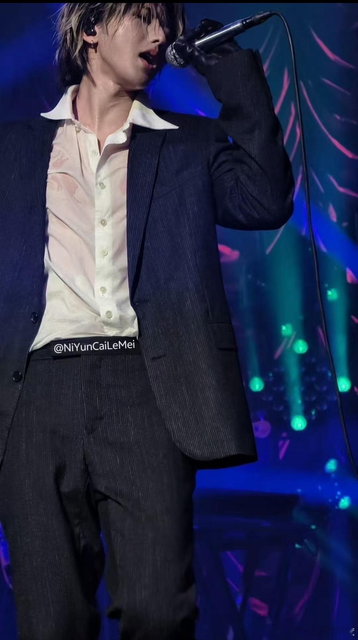 蔡徐坤的衬衫湿透了真的佩服蔡徐坤的体能与实力，连续高强度唱跳让衬衫湿透，音准和舞