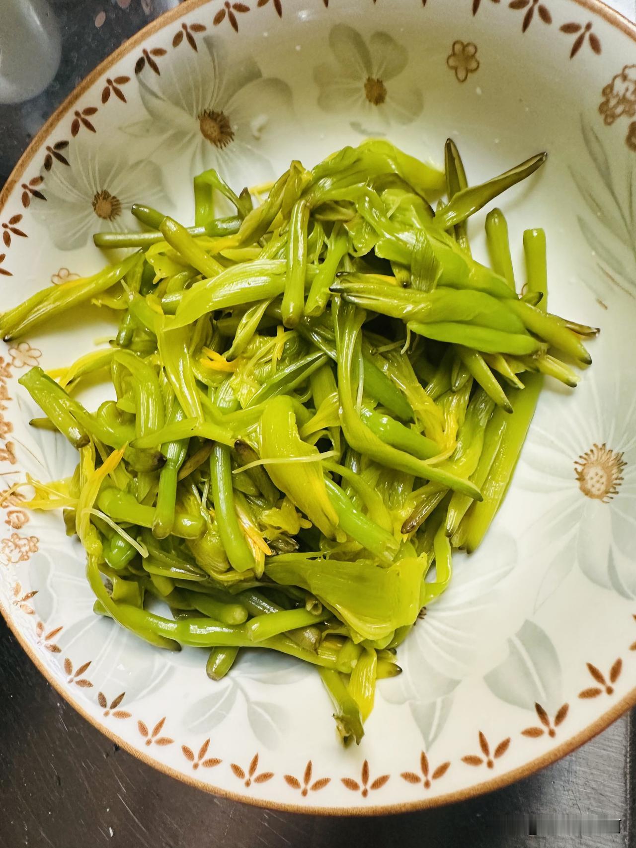 前天刚从超市买回来的。
在饭店吃过自己从来没有做过，因为我听说这玩意有毒。
我怕