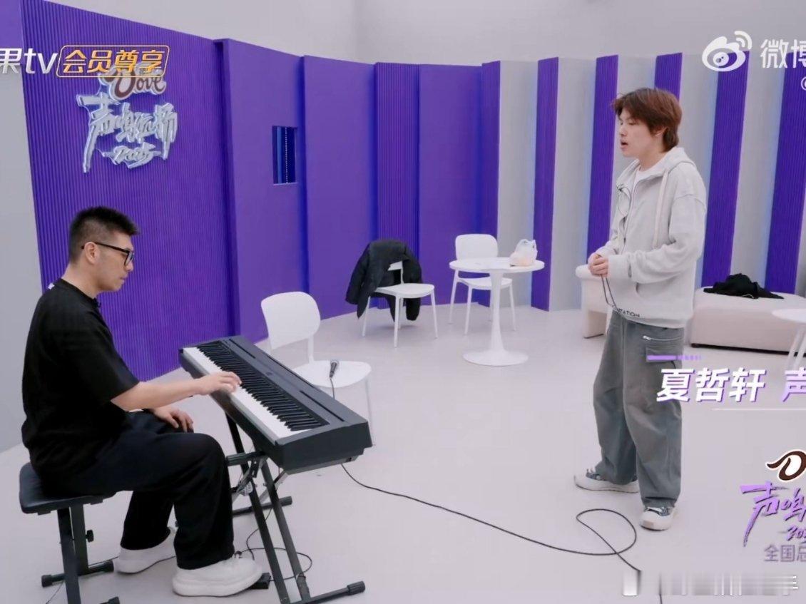 夏哲轩真的是命运戏弄大馋猪，上声乐课前把炸鸡冰淇淋炫了个爽，结果唱歌时一边唱歌一