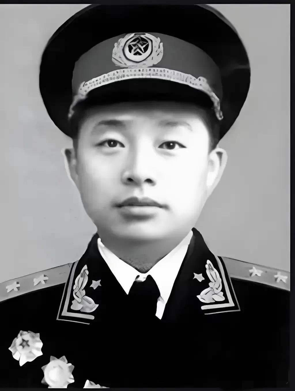 1955年授衔时，他才38岁，朱德元帅见到他，笑着拍了拍他的肩膀：小鬼，你也当上