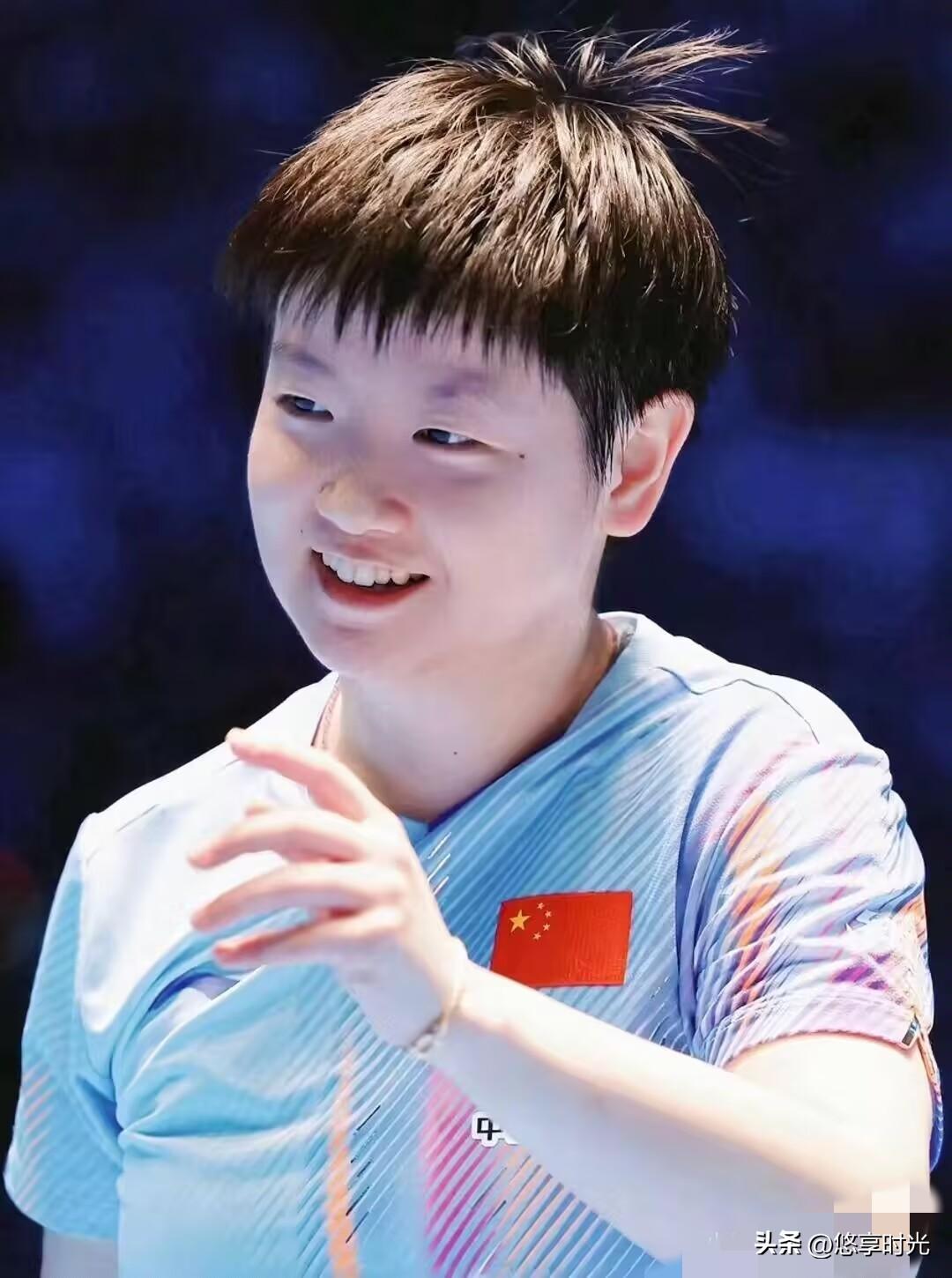 昨晚孙颖莎赢下蒯曼后，看台上发生了一幕让不少球迷直呼“破防”的细节。
当时小莫（