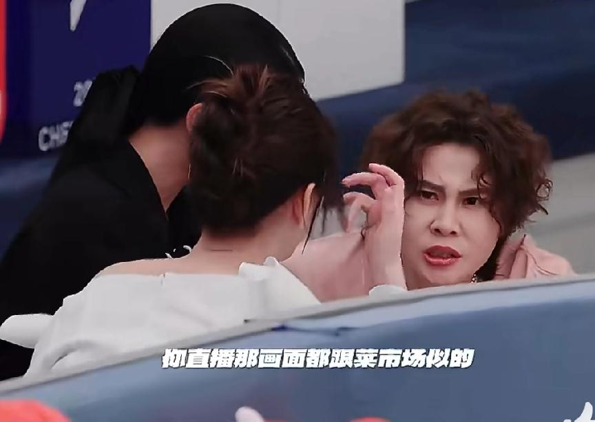 新一季的《乘风2026》初舞台直播现场，王濛，李小冉和谢楠三人坐在一起，全程有说