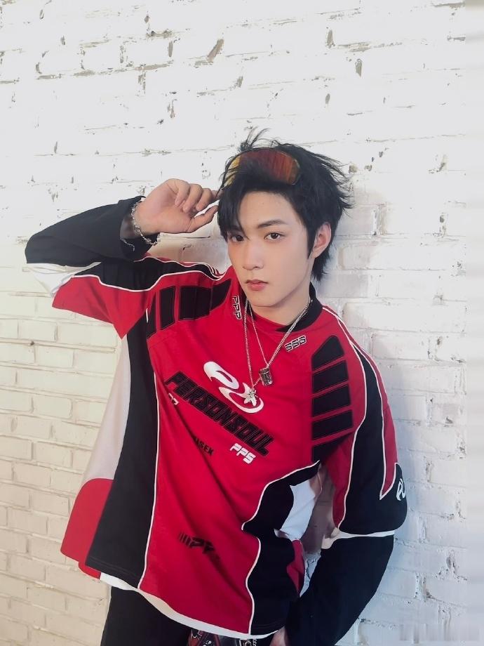 #刘耀文好帅一张脸##刘耀文撕漫男具象化#刘耀文的脸帅到令人咋舌，他是撕漫男具象