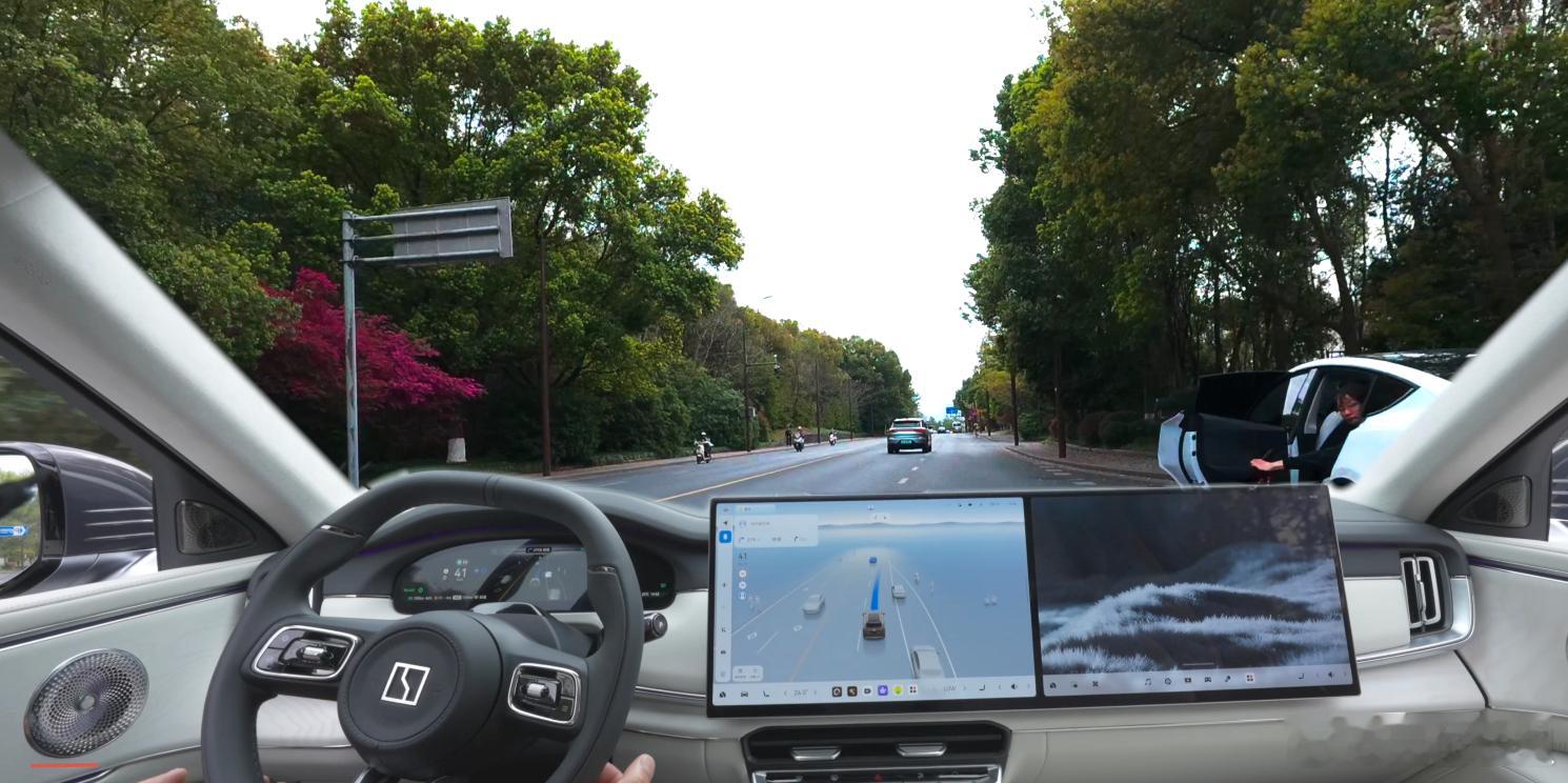 从感觉到直觉，极氪式智能跃迁如果大家经常开辅助驾驶，可能都遇到过这样的一个场景，