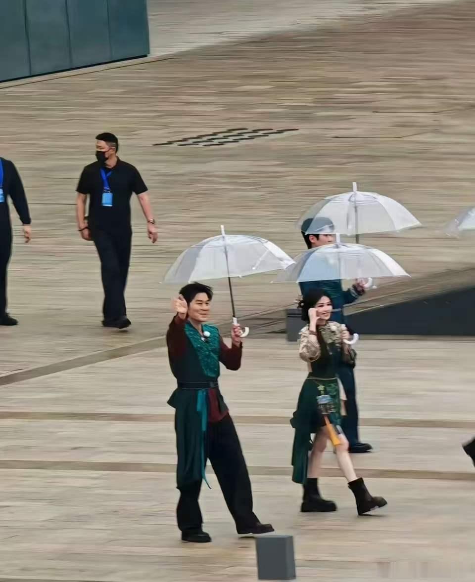 李晨夸过白鹿不止一次李晨说白鹿是开心果担当李晨扛着白鹿踩指压板 李晨又夸白鹿了，