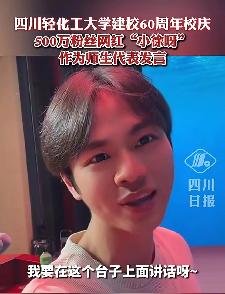 他在屏幕前装疯卖傻，却在屏幕后拼命为自己改写命运。在无人能记住第二名的常态里，他
