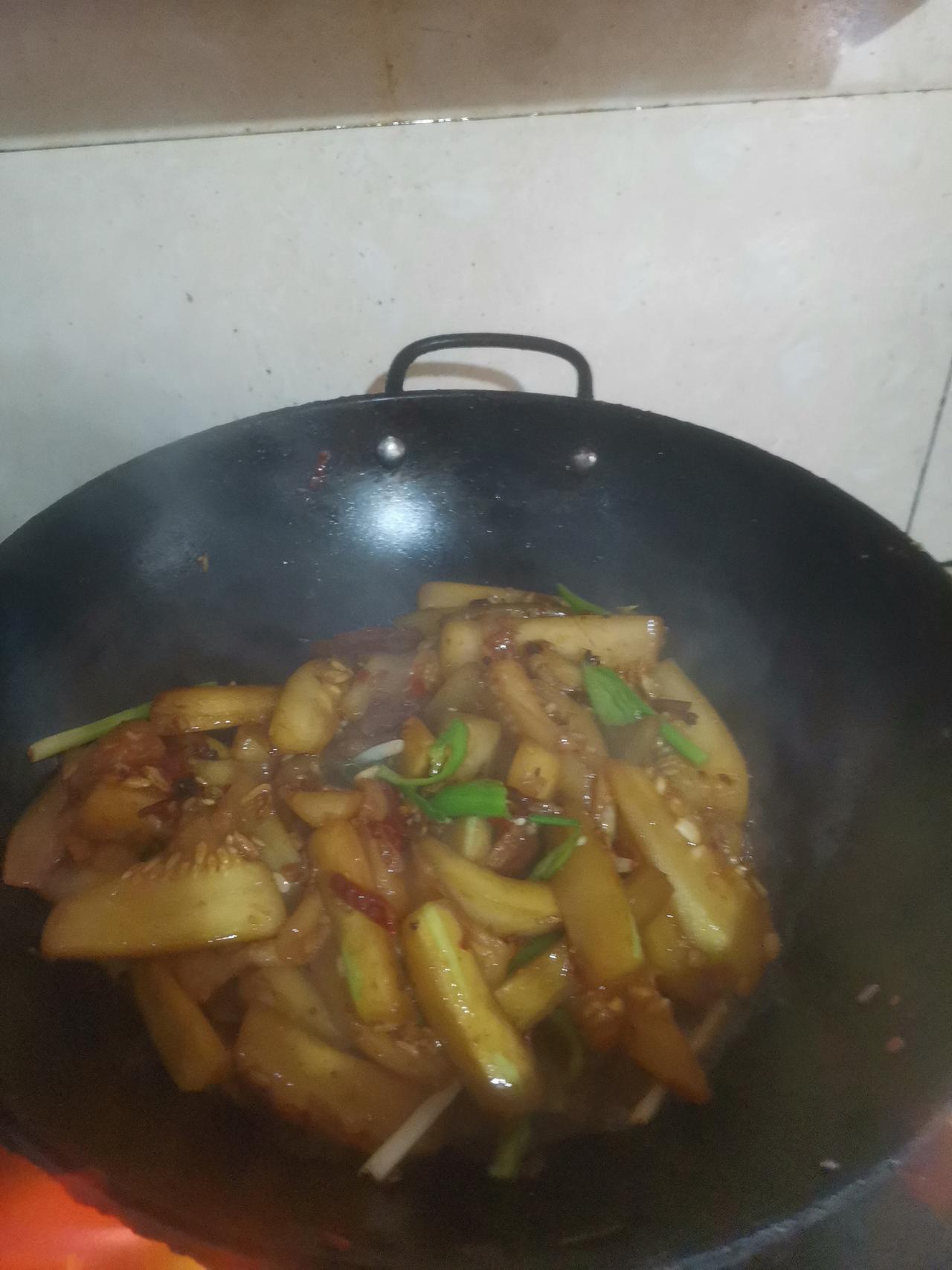 上午九点五十五分突降暴雨。暴雨大概持续了二十几分钟，就下得小了。
我趁着雨小，穿