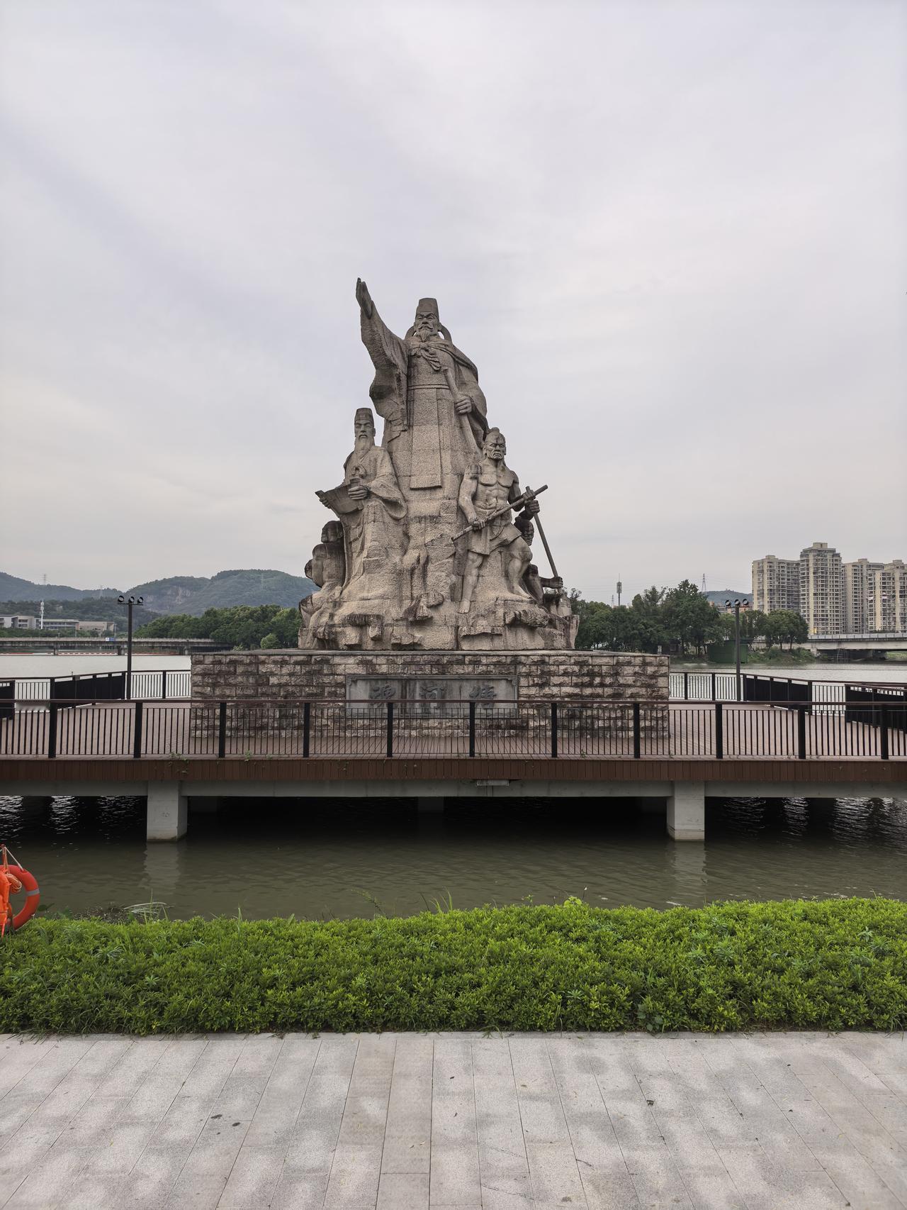 雕塑整体高12米，宽11米。
其含义是:以温州太守韦庸塘河治水为主题，通过跨时空