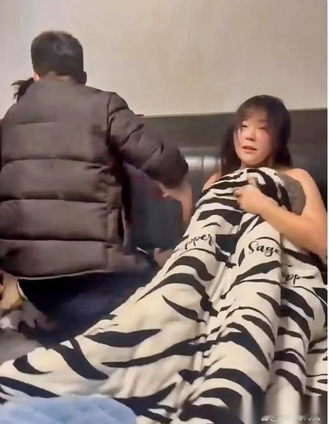 杭州男子原谅出轨妻子却遭死守秘密，翻出合照瞬间崩溃：30年发小竟成枕边情人，双重