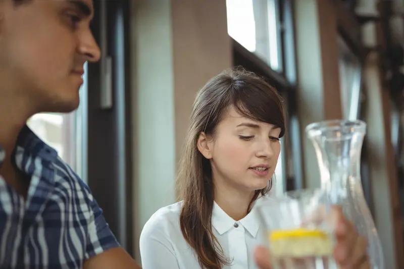 上联:美酒千杯为君醉，如何对下联香醪万盏伴伊狂。