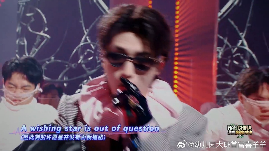 谁能拒绝这种"暗戳戳宠粉"啊！严浩翔发帅照故意不裁掉背后应援旗——嗯嗯知道你故意