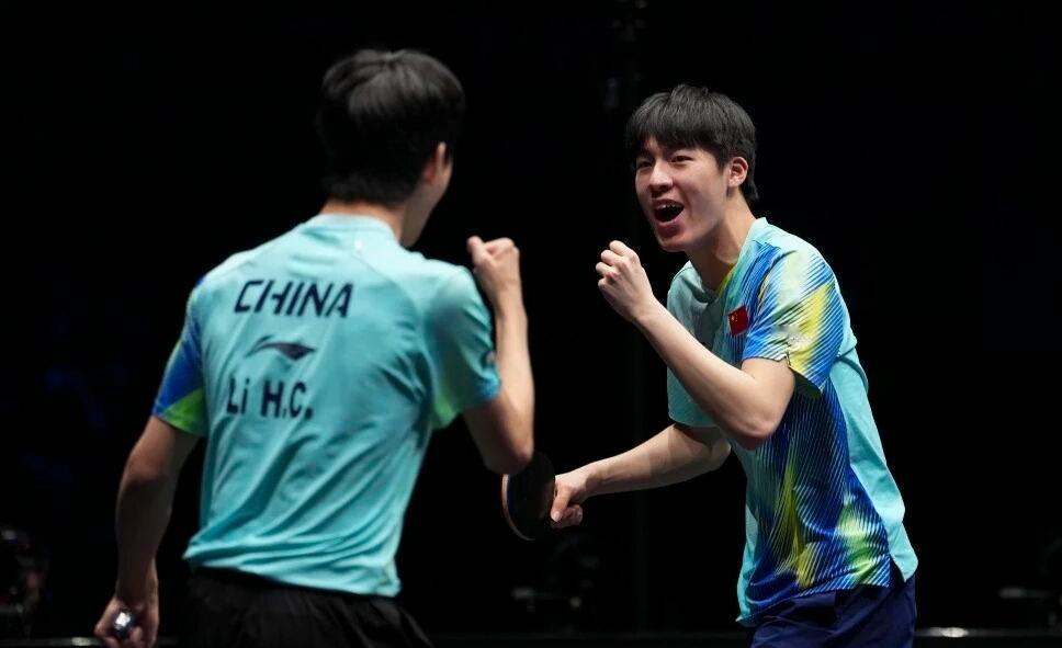 17岁新将李和宸用左手，搭档温瑞博用右手，两个年轻国乒选手，配合默契，未来可期！